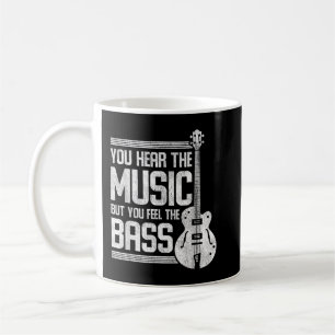 Je hoort de muziek, maar je voelt de basgitaar koffiemok
