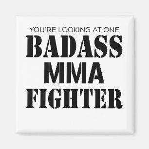 Je kijkt naar een MMA-strijder met een badass. Magneet