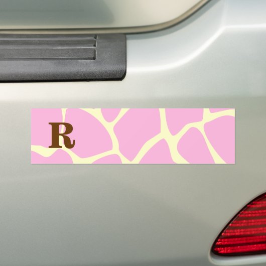 Je Letter Custom Monogram. Roze Giraffe afdrukken. Bumpersticker (Op auto)