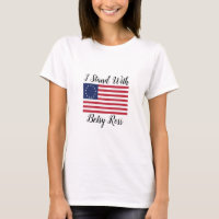 Je me tiens avec le T-shirt de drapeau de Betsy