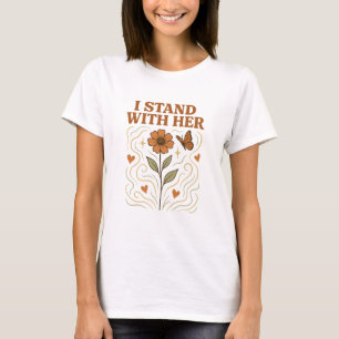 Je me tiens avec son T-Shirt floral de soutien fém