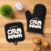 Je moet kalmeren Typografie Koel Gezegde Zwart Ovenwant & Pannenlap Set (Top down)