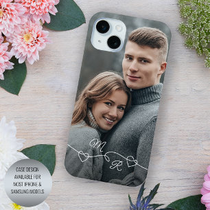 Je monogrammen en verweven liefdesharten iPhone 15 plus case