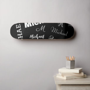 Je naam en monogram aangepast patroon zwart skateboard