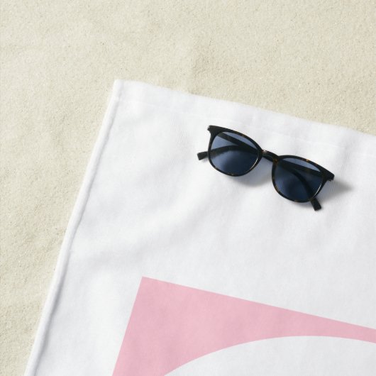 Je naam | Vette witte tekst op lichtroze Strandlaken (In situ)