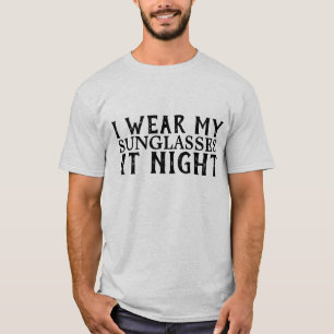 JE PORTE MES LUNETTES DE SOLEIL À DES T-SHIRTS DE