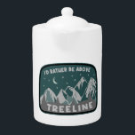Je préférerais être au-dessus de Treeline<br><div class="desc">Les montagnes sont magiques et elles sont plus magiques au-dessus de la limite de la forêt où vous pouvez voir éternellement. Cet élégant design présente un paysage montagneux avec des étoiles et une lune et est une belle combinaison de couleurs turquoises foncées.</div>