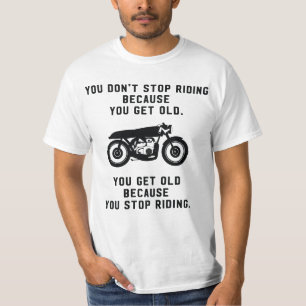 Je stopt niet met motorfietsen omdat je oud bent t-shirt