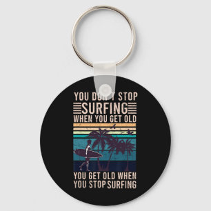 Je Stopt Niet Met Surfen Als Je Oud Bent - Surfer Sleutelhanger