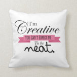 "Je suis créatif..." Coussin Messy Room<br><div class="desc">"Je suis créatif,  vous ne pouvez pas vous attendre à ce que je sois malin" coussin décoratif - parfait pour les adolescents désordonnés!</div>