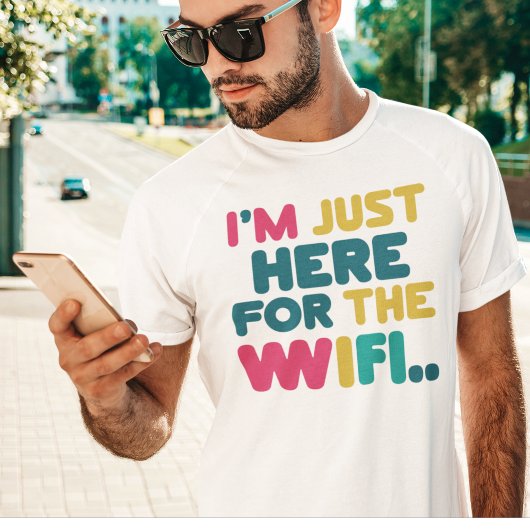 Je suis juste ici pour le WiFi" Funny T-Shirt
