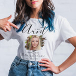 Je suis La Tante | T-shirt photo pour diplômés<br><div class="desc">Je suis la Tante des Diplômés 'leur nom' T-shirts Graduation. Le t-shirt est doté d'un effet photo rayé avec un modèle de texte de graduation moderne. Vous pouvez modifier le style,  la taille et la couleur du texte en cliquant sur le lien personnaliser après la personnalisation.</div>