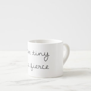 Je suis tasse minuscule mais féroce de café