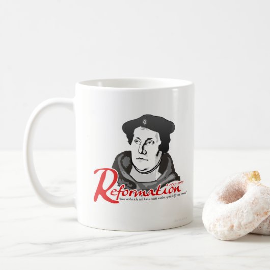 Je tiens tasse de réforme de Martin Luther la (Avec donut)