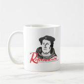 Je tiens tasse de réforme de Martin Luther la (Gauche)