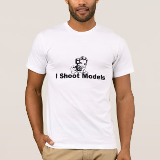 Je tire le T-shirt de modèles