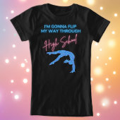 Je vais retourner à travers le T-shirt du lycée