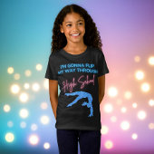 Je vais retourner à travers le T-shirt du lycée