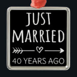 Je Viens De Me Marier Il Y A 40 Ans<br><div class="desc">Un design sympa, parfait pour tous ceux qui ont été mariés pendant 40 ans et à une cérémonie de renouvellement du voeu mariage. Il fait une belle tenue assortie pour les couples ! 'Just Married 40 Years ago' (Marié il y a 40 ans) cite un couple qui s'est marié il...</div>