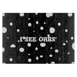 Je vois une planche à découper en verre d'orbes