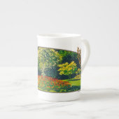 Jeanne dans le jardin - tasse de porcelaine tendre (Devant droit)