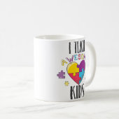 J'enseigne aux enfants impressionnants la tasse de (Devant droit)