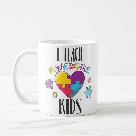 J'enseigne aux enfants impressionnants la tasse de (Gauche)