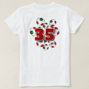 Jersey nummer op groep van rode groene voetballen t-shirt