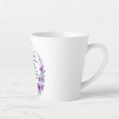 Jesaja 41:10 Vrees niet Paarse Bloemen Schrift Latte Mok (Rechts)