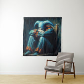 Jester draagt blauw zittend in de stoel wandkleed (In situ)