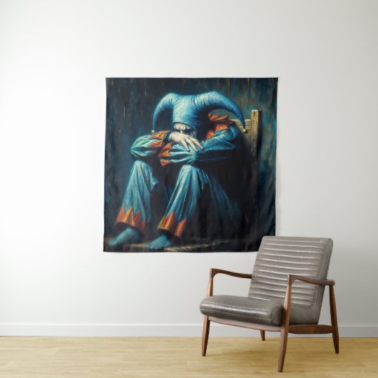 Jester draagt blauw zittend in de stoel wandkleed (In situ)