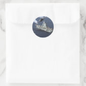 Jet Fighter boven marineschip Ronde Sticker (Tas)