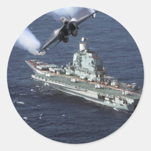 Jet Fighter boven marineschip Ronde Sticker