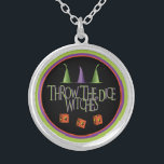 Jeter Le Dice WItches Collier<br><div class="desc">Fun Throw Le collier Dice Witches est parfait pour un cadeau ou un prix.  Les vedettes sont trois sorcières casquette et trois dés customisés qui comportent des sorcières volantes.  Parfait pour Las Vegas,  Casino's Casino Night,  Craps,  Bunco et plus.  Amusement pour les événements thématiques d'Halloween.</div>
