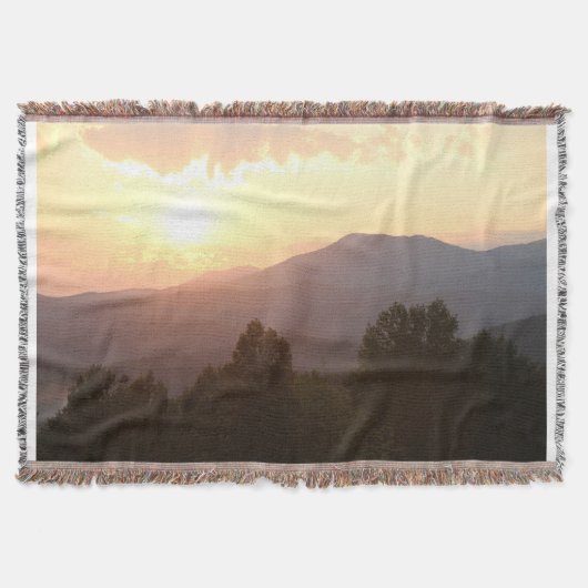 Jetez une couverture avec le lever du soleil dans (Devant)