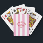 Jeu De Cartes C'Est Le Fils De La Mer Custom Beach Noël Rose Str<br><div class="desc">Les cartes de poker 'Tis The Sea-Son Custom Beach Christmas Pink Stripe font de la soirée de jeu une partie festive de vos célébrations de vacances. Dotées d'un design rayé rose joyeux et d'un nom de plage et d'une année personnalisables, ces cartes de haute qualité sont parfaites pour le poker,...</div>