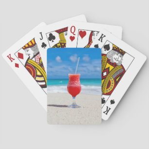 Jeu De Cartes Cocktail rouge près de la mer Photo