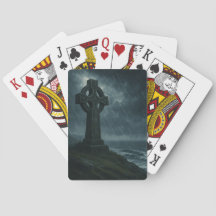 Croix celtique dans la mer ventée orageuse