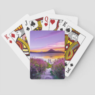 Jeu De Cartes dock en bois brun entre le champ de fleurs de lava