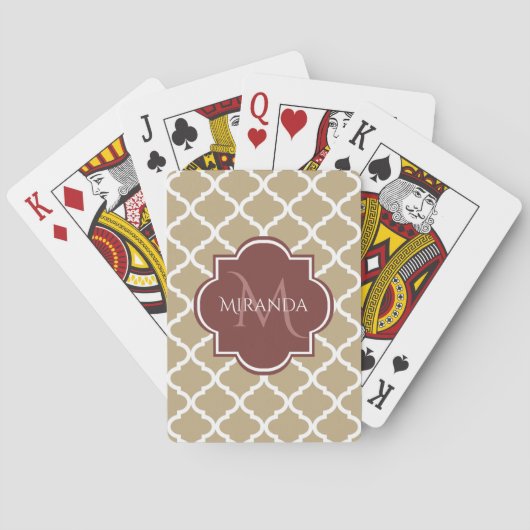 Jeu De Cartes Élégant Tan Quatrefoil Bourgogne Monogramme et nom (dos)