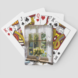 Jeu De Cartes Fenêtre avec rideau de dentelle et tulipes