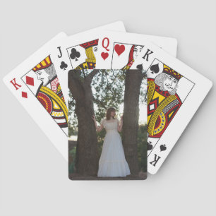 Jeu De Cartes Fille Entre Deux Arbres Jouant Des Cartes