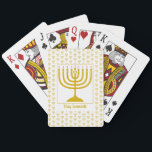 JEU DE CARTES HANOUKKA MENORAH<br><div class="desc">Elégante Hanoukka blanche MENORAH jouant aux cartes, montrant avec un faux menorah d'or dans un motif carrelé. Au centre, il y a une image d'une grande menorah qui est PERSONNALISABLE, de sorte que vous pouvez télécharger votre propre image. En dessous, le texte se lit CHAG SAMEACH. Il est également personnalisable...</div>