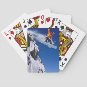Jeu De Cartes Homme sur un snowboard sautant d'une corniche à