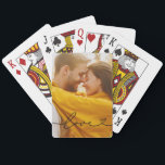 Jeu De Cartes L'amour en script noir avec le coeur Photo personn<br><div class="desc">Les cartes de jeu personnalisées modernes et élégantes disposent d'une photo préférée avec un design minimaliste de typographie noire "Love" qui inclut des détails florissants et de coeur. Le texte en noir peut être customisé. Une idée cadeau unique pour un couple marié ou pour votre bien-aimé le jour de la...</div>