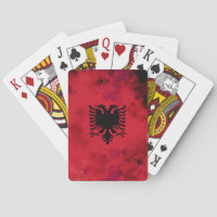 Les Albanais jouent aux cartes.