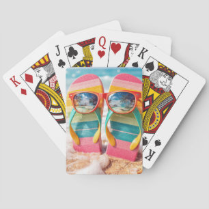 Jeu De Cartes Lunettes de soleil sur tongs dans le sable de la p