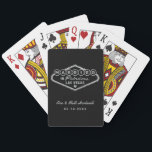 Jeu De Cartes Marié dans Fabulous Las Vegas Mariage d'argent<br><div class="desc">Cette coutume unique et amusante "Marié dans Fabulous Las Vegas" mariage faveur de cartes à jouer comprend un faux film en argent inspiré par le panneau Welcome to Las Vegas, Nevada", avec un texte monogramme qui peut être personnalisé avec le nom du couple et la date du mariage. La couleur...</div>