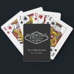 Jeu De Cartes Marié dans Fabulous Las Vegas Mariage d'argent<br><div class="desc">Cette coutume unique et amusante "Marié dans Fabulous Las Vegas" mariage faveur de cartes à jouer comprend un faux film en argent inspiré par le panneau Welcome to Las Vegas, Nevada", avec un texte monogramme qui peut être personnalisé avec le nom du couple et la date du mariage. La couleur...</div>