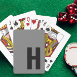 Jeu De Cartes Monogramme lisse initial minimaliste gris et noir<br><div class="desc">Des cartes à jouer simples et élégantes avec votre choix d'origine. Ce design minimaliste et masculin présente une typographie sans serif surdimensionnée en noir sur un arrière - plan gris. Le modèle est configuré pour que vous changiez la lettre mais, si vous souhaitez modifier les couleurs aussi, veuillez cliquer sur...</div>